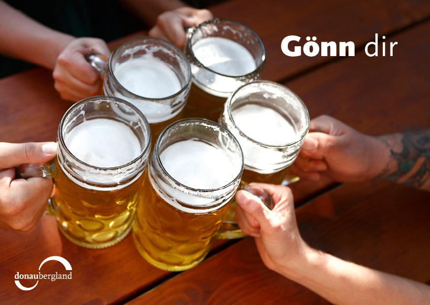 Donaubergland postcard motif of five beer mugs being clinked.