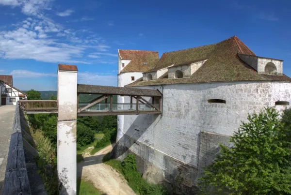 Bild mit Blick auf Brücke der Burg Wildenstein mit strahlend blauem Himmel und ganz wenigen Wolken