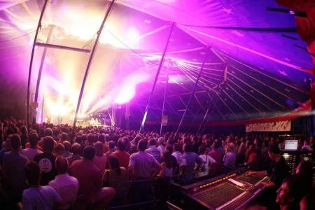 Festval-Zelt, Menschenmenge, Bühne im Lichtermeer