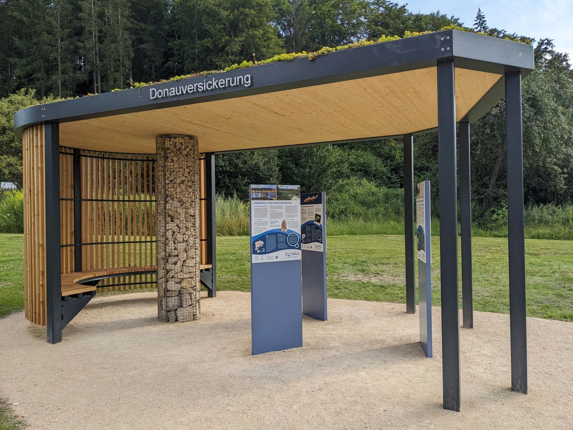 Pavillon mit Informationen zur Donauversickerung am Donauradweg in Immenidngen