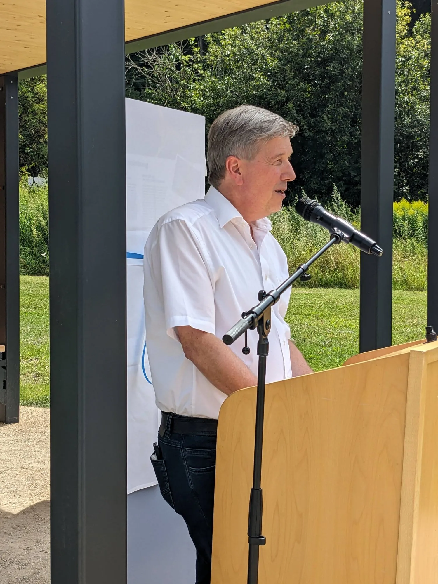 Der Tuttlinger Landrat Stefan Bär bei der Eröffnung des Info-Points zur Donauversickerung in Immendingen