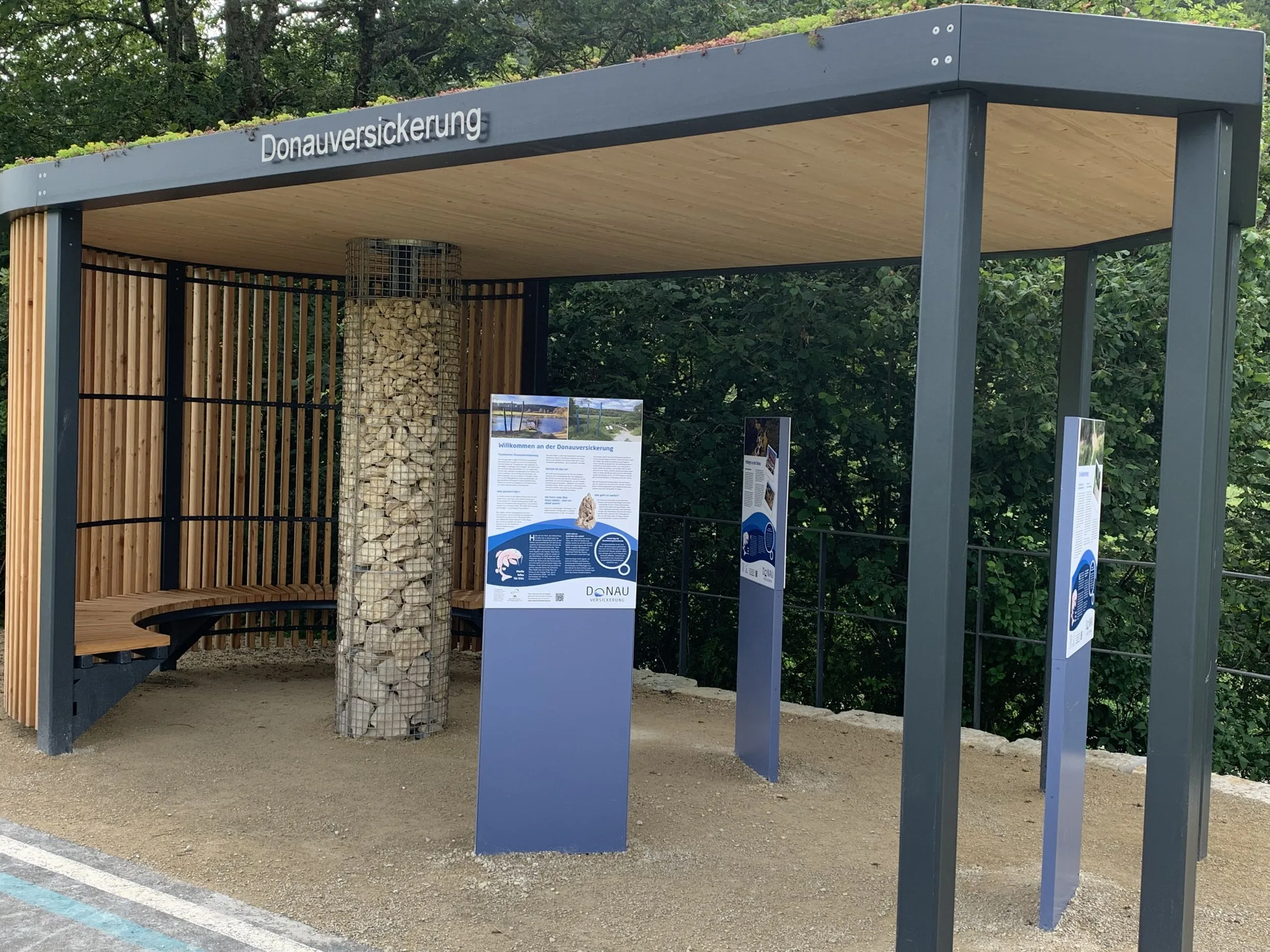 Pavillon am Donauradweg mit Informationen zur Donauversickerung bei Fridingen