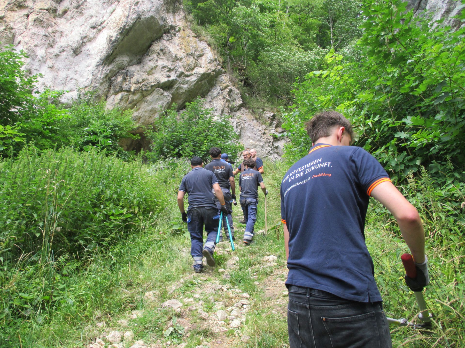 Mitarbeiter des Hammerwerk auf dem Wanderweg im Wald bei der Wegepflege