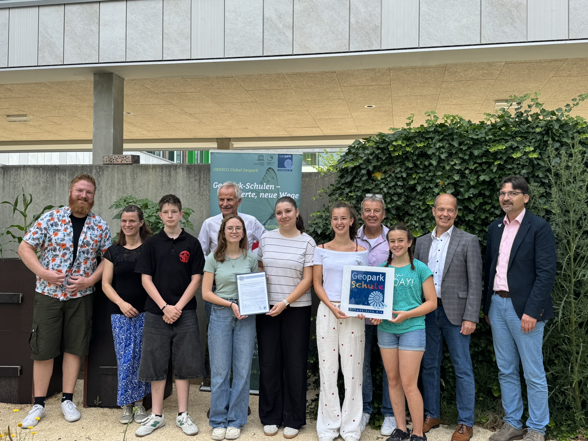 Menschen bei Präsentation Geopark-Auszeichnung