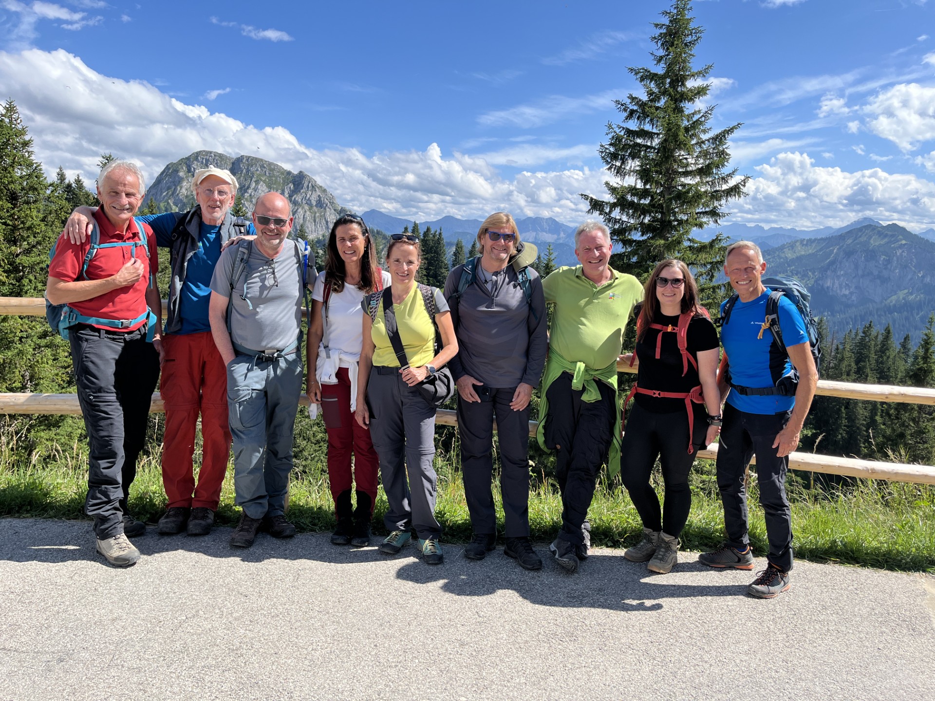 Gruppe Wanderinnen und Wanderer vor Aussicht im Gebirge, Alpen, Füssen, 9 Personen