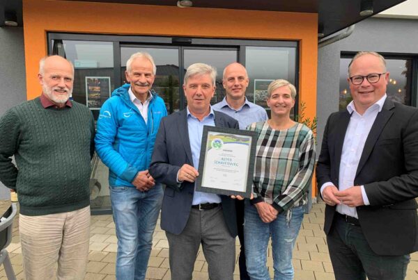 Fünf Männer und eine Frau präsentieren die Urkunde zur Auszeichnung als Premiumweg