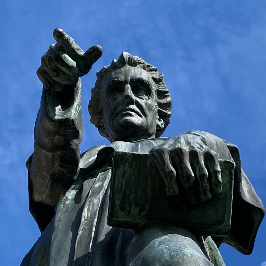 Die Bronzestatue des Abraham a Sancta Clara vor der Kirch in Kreenheinstetten.