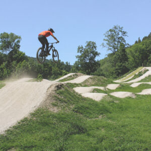 Bikepark Mühleim am Lippachtalspielplatz mit Biker.