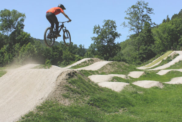 Bikepark Mühleim am Lippachtalspielplatz mit Biker.